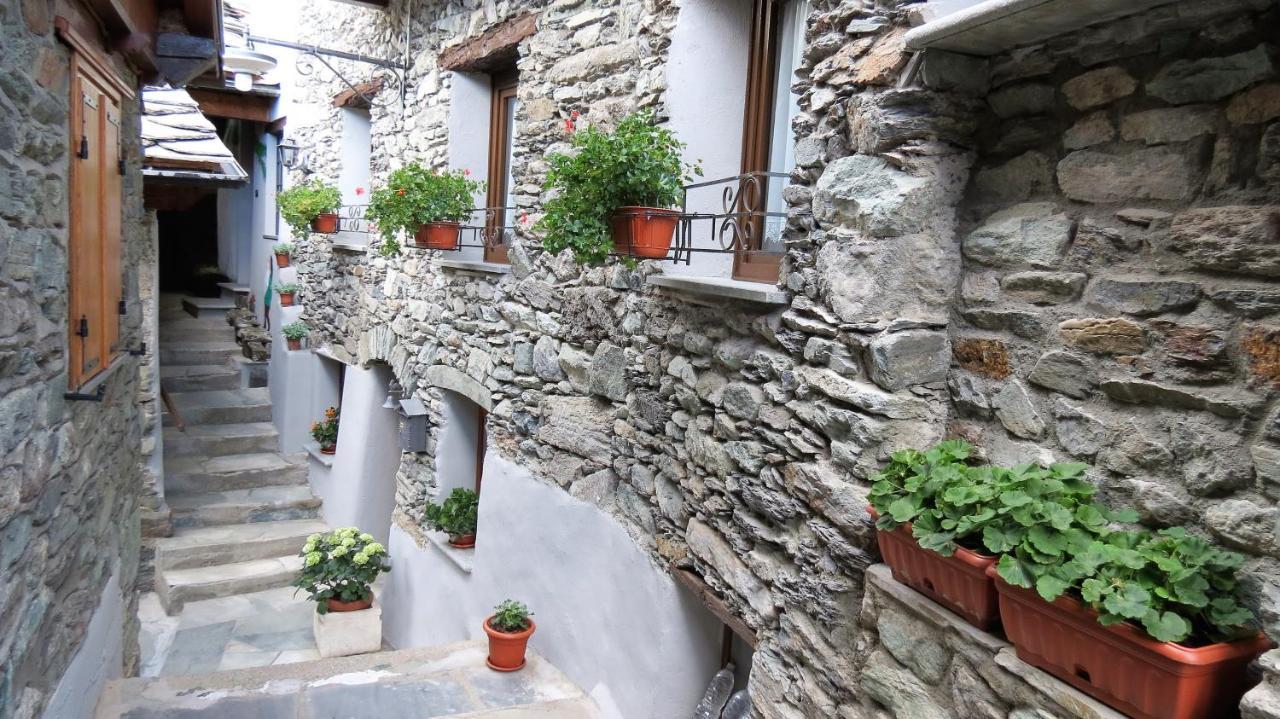 Lo Gnomo Sotto Al Glicine Apartment Chatillon Bagian luar foto