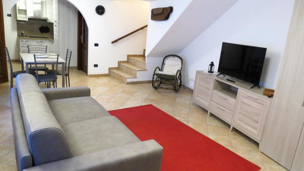 Lo Gnomo Sotto Al Glicine Apartment Chatillon Bagian luar foto