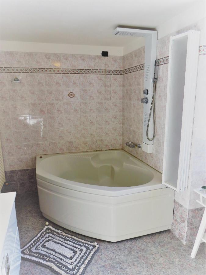 Lo Gnomo Sotto Al Glicine Apartment Chatillon Bagian luar foto